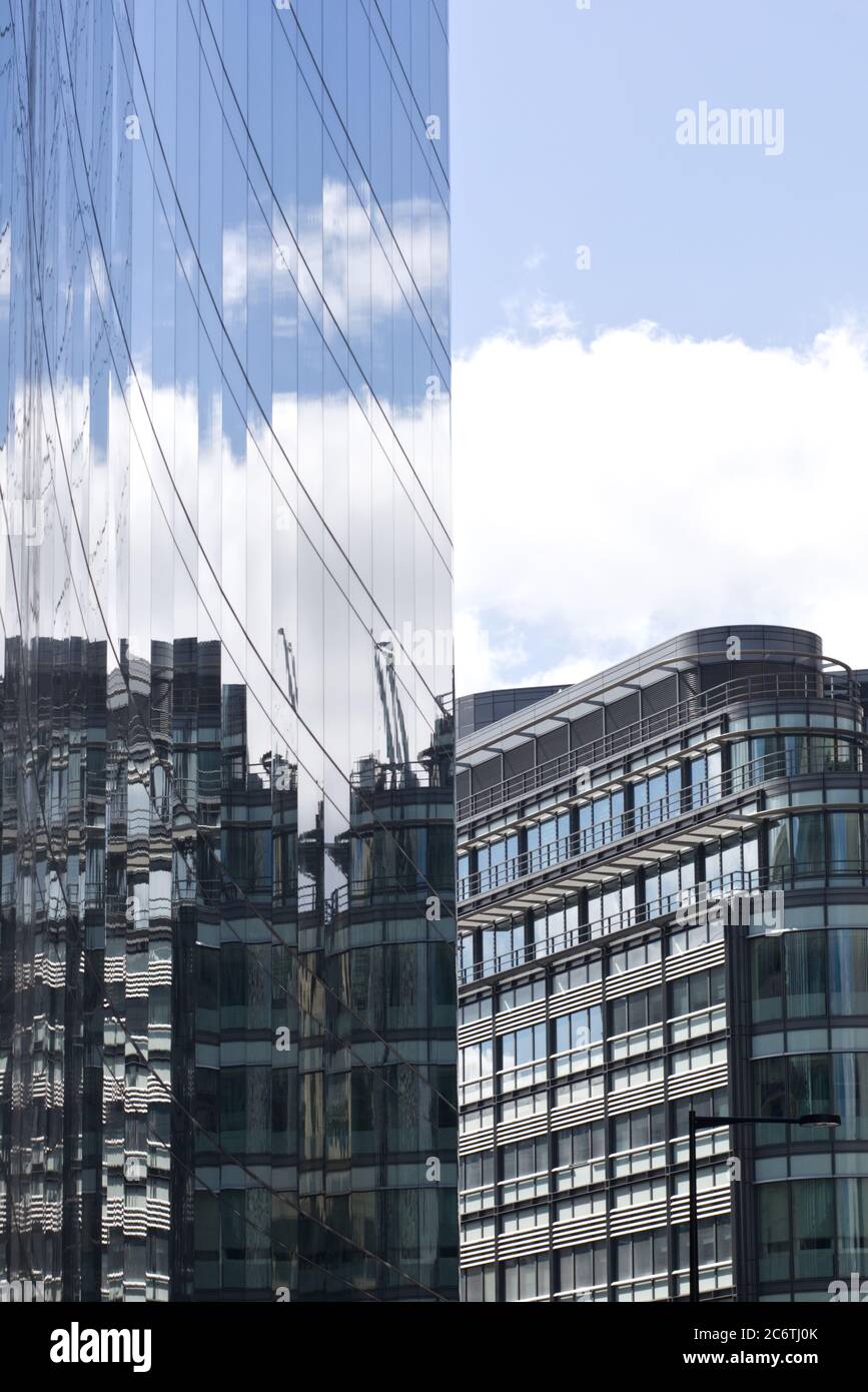 réflexion dans un bâtiment en verre, architecture moderne Banque D'Images