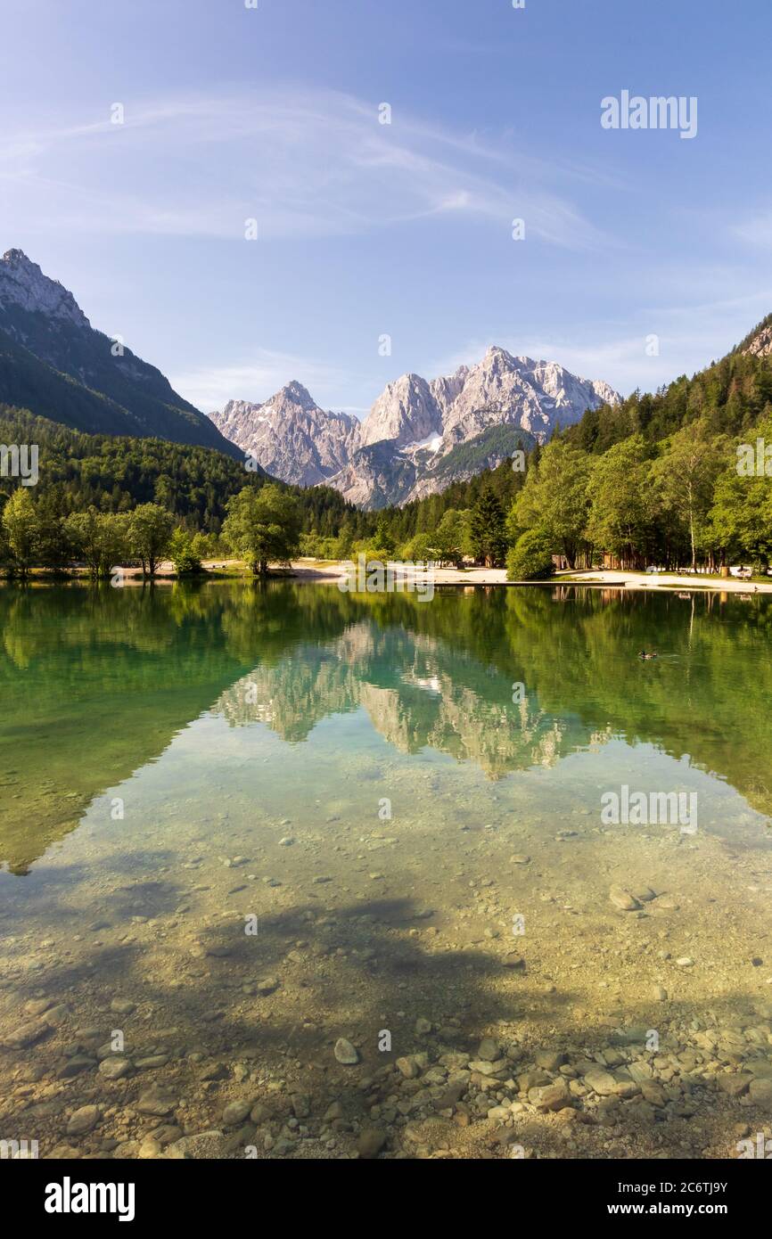 Lac Jasna montagnes reflet eau Kranjska Gora Slovénie. Banque D'Images