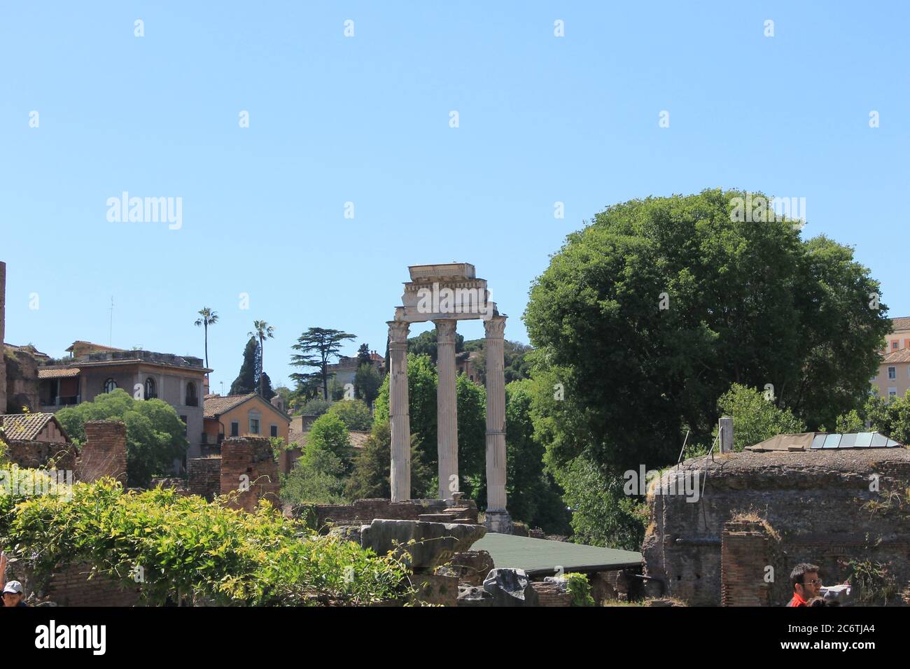 Dans l'ancienne ville de Rome se trouve le temple de Saturne, aujourd'hui visible dans les forums impériaux. Banque D'Images