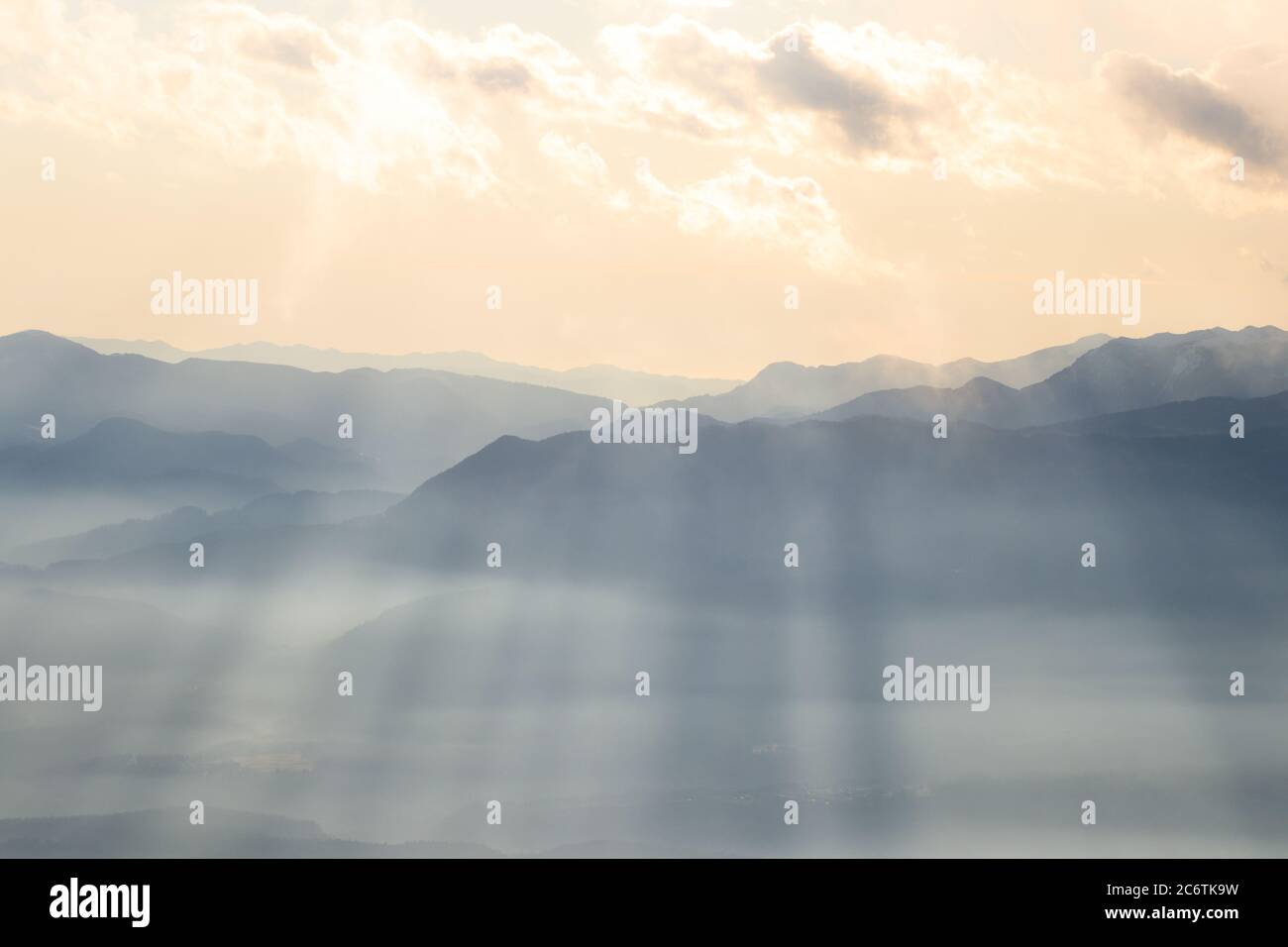 Soleil brillant vallée lumière rayons brouillard nuages ciel Banque D'Images