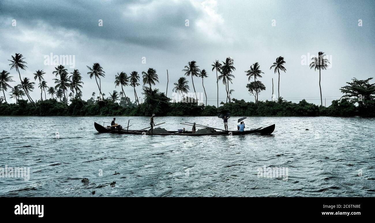 Un bateau de pêcheur naviguant dans les eaux de l'Alleppey au Kerala. Inde. Banque D'Images