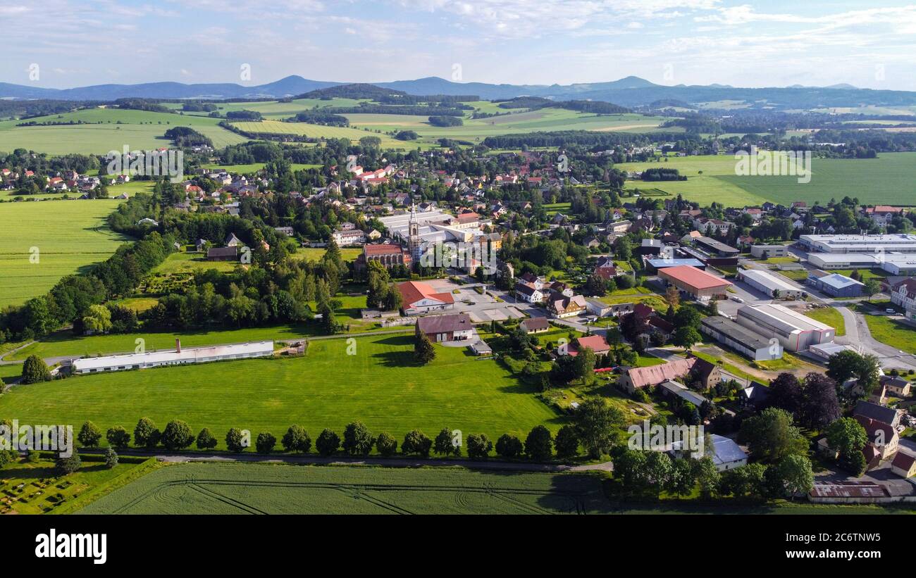 Vue aérienne sur Leutersdorf et les montagnes à proximité en saxe Banque D'Images