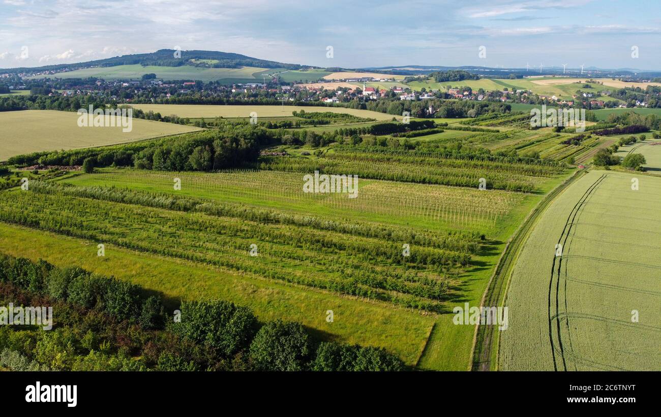 Vue aérienne sur Leutersdorf et les montagnes à proximité en saxe Banque D'Images