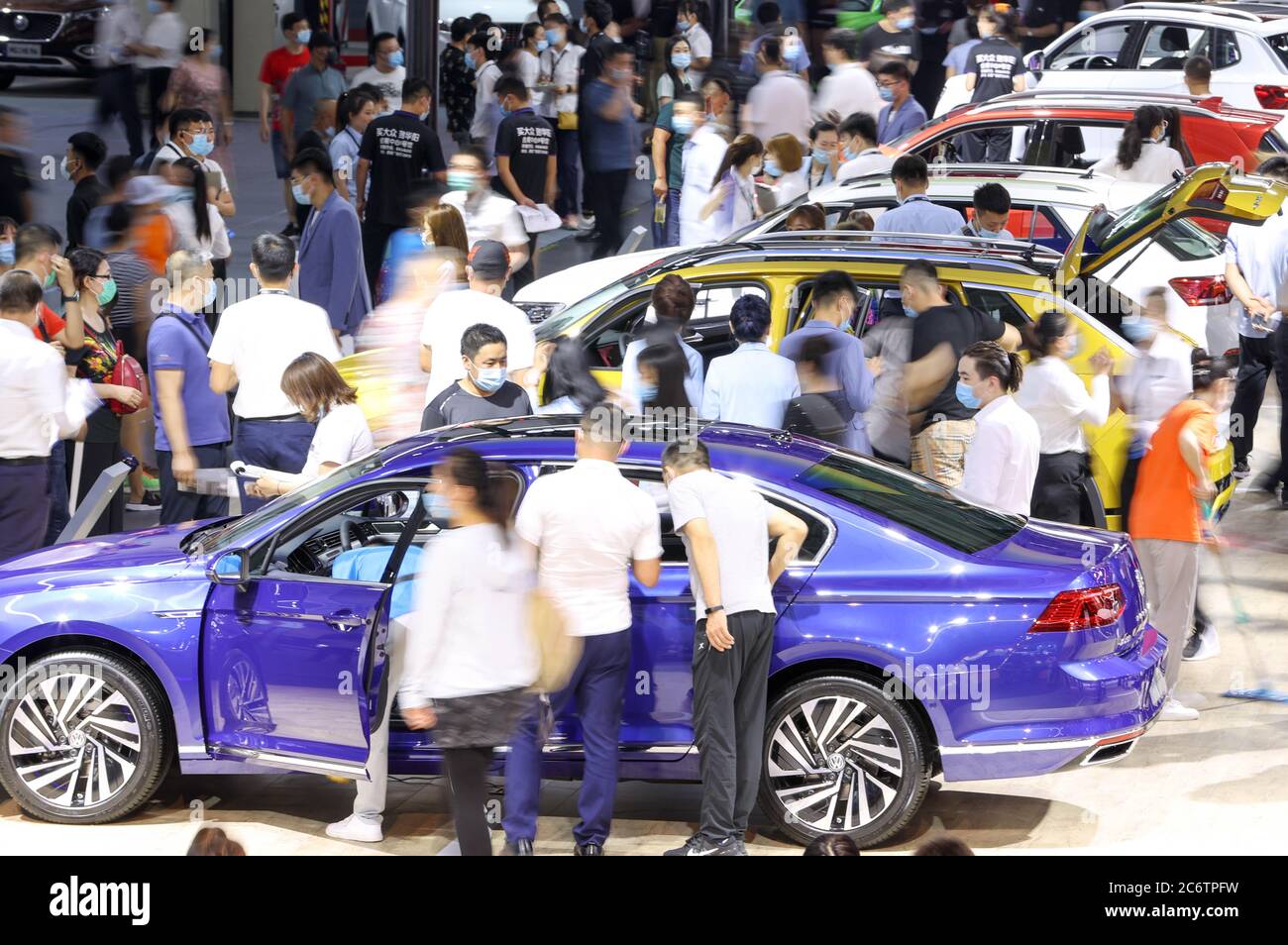 Changchun. 12 juillet 2020. Photo prise le 12 juillet 2020 montre la zone d'exposition de FAW-Volkswagen lors de la 17e China Changchun International automobile Expo à Changchun, dans la province de Jilin, au nord-est de la Chine. Crédit: Yan Linyun/Xinhua/Alay Live News Banque D'Images