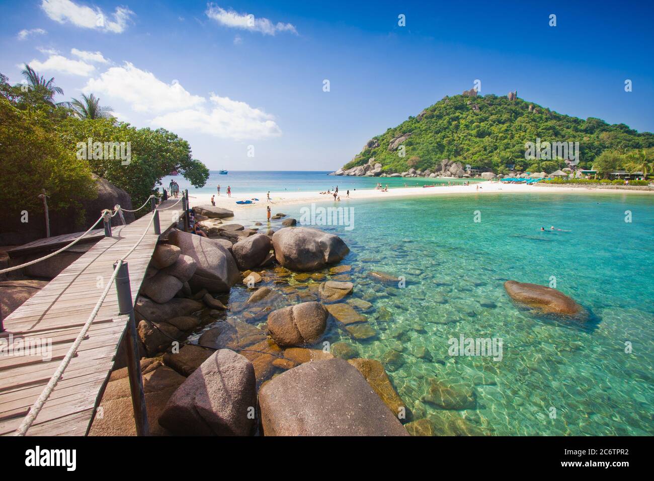 pont en bois sur roche brune et belle plage de sable et eau de mer claire à nang yuan à koh tao thaïlande sur fond de paysage magnifique nature Banque D'Images