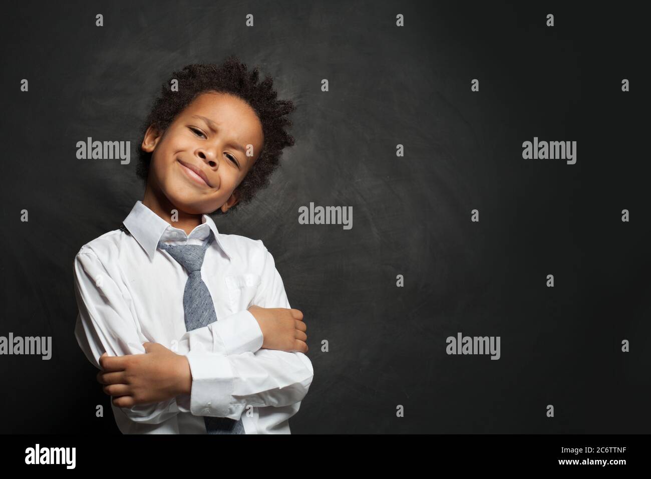 Élégant drôle noir enfant garçon dans chemise blanche et cravate sur fond  noir Photo Stock - Alamy
