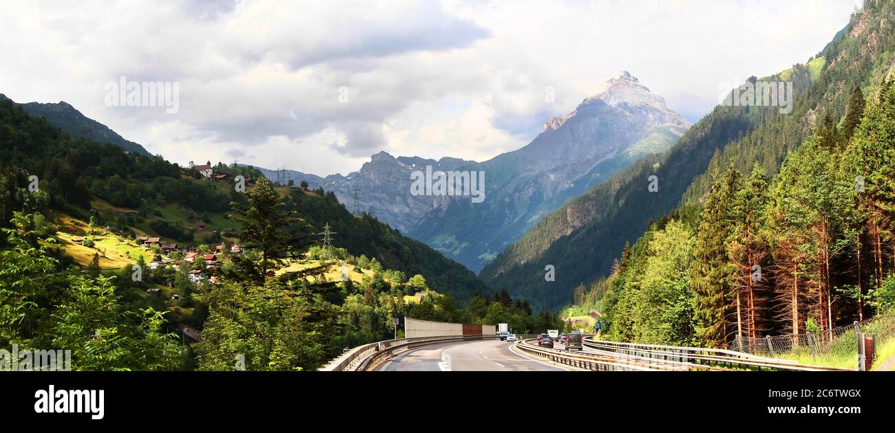 Vue panoramique sur les montagnes alpines avec l'autoroute. Gurtnellen. Canton URI. Suisse. Banque D'Images