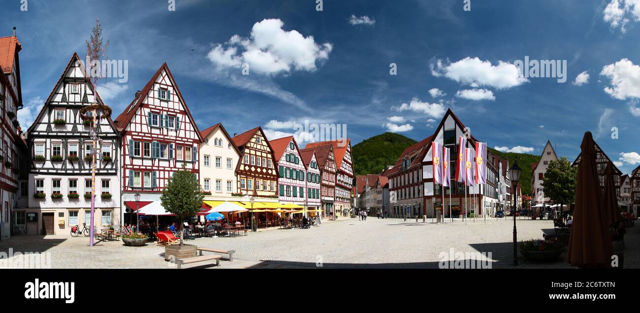 Vue panoramique sur le marché avec l'hôtel de ville. Mauvais urach. Bade-Wurtemberg. Allemagne. Banque D'Images