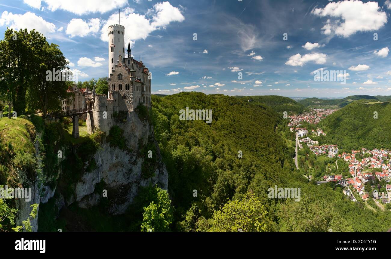 Vue d'été panoramique sur le château de Lichtenstein (Schloss Lichtenstein) et la vallée de l'Echaz. Bade-Wurtemberg. Allemagne. Banque D'Images