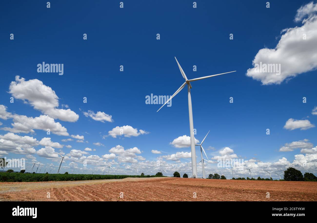 Paysage de moulins à vent pour la production d'énergie électrique avec nuage blanc et ciel bleu à Huai Bong, district de Dan Khun Thot, Nakhon Ratchasima THAÏLANDE. r Banque D'Images