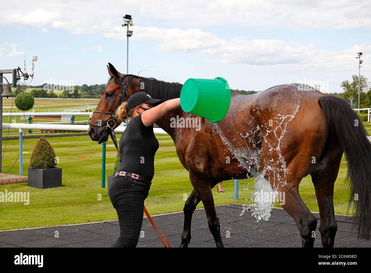 Amy Murphy débarque le prince Mercian après la victoire à l'hippodrome de Bangor-on-Dee. Banque D'Images