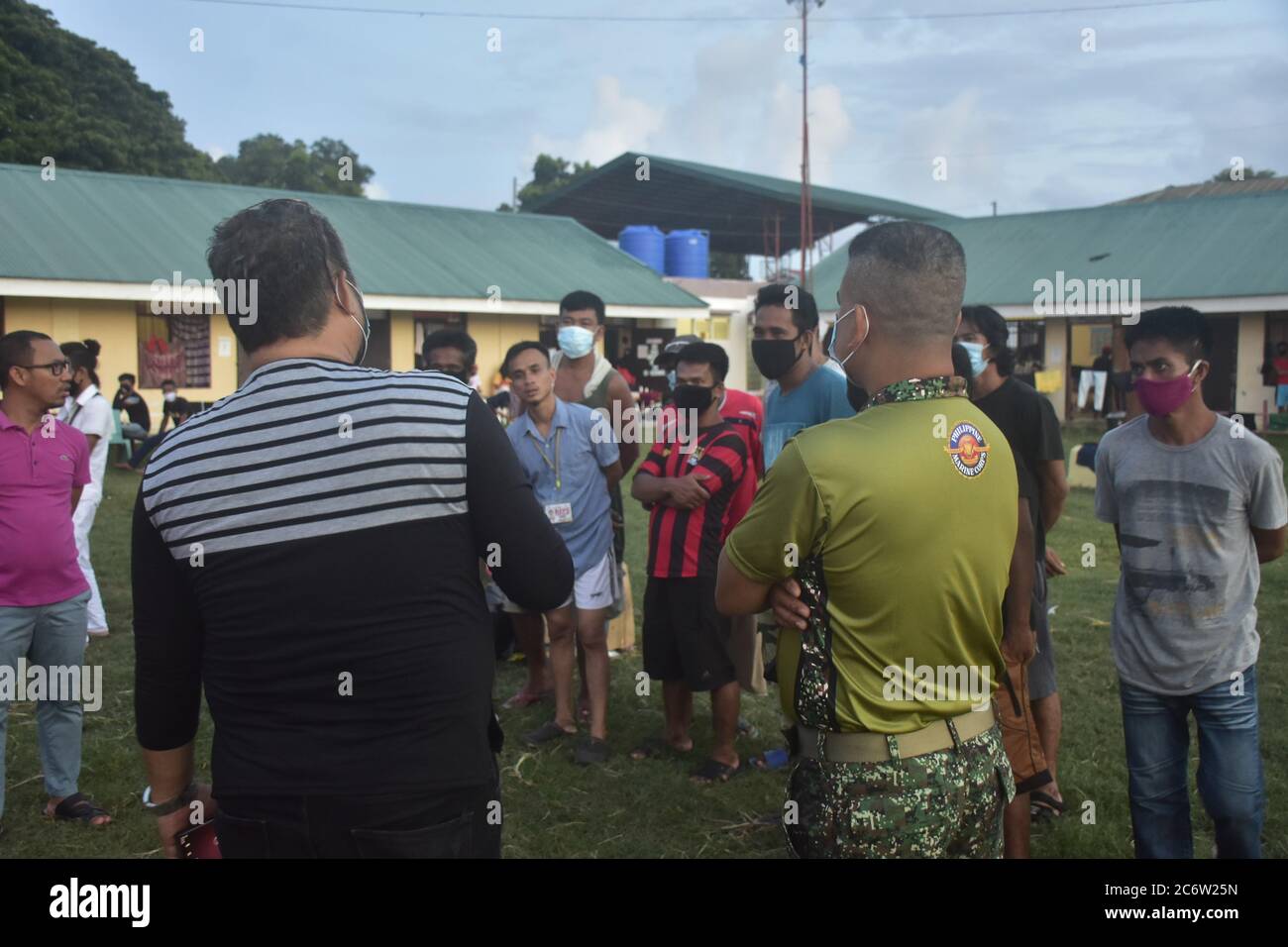 Les LSI reçoivent des dons alimentaires des Marines des Philippines. Des volontaires des Marines Philippines (RedShield) de la 2e Brigade Marine Tawi-Tawi ont préparé des repas pour 395 déportés philippins de Saba arrivés à Bongao le 3 juillet 202. Les individus échoués localement ont temporairement abrité au complexe sportif DepEd, Bongao, Tawi-Tawi. 2MBDE, Philippines Marines régulièrement surveiller les LSI qui ont séjourné temporairement à l'école au cours des deux dernières semaines. Le personnel de RedShield sous la supervision du col. ARTURO G. ROJAS PN (M)(GSC) a lancé le programme d'alimentation à notre individu local toronné ou LSI and Banque D'Images