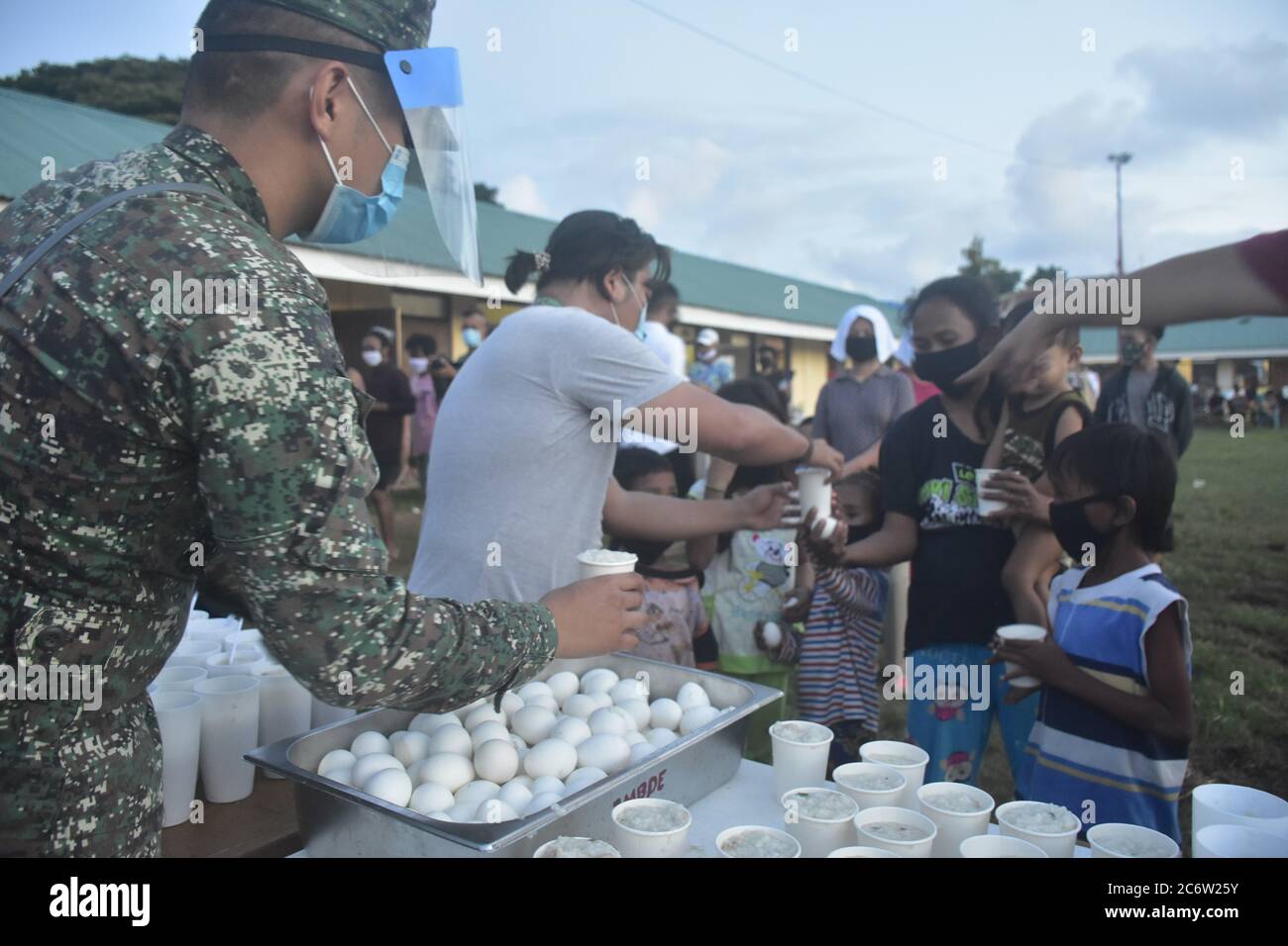 Les LSI reçoivent des dons alimentaires des Marines des Philippines. Des volontaires des Marines Philippines (RedShield) de la 2e Brigade Marine Tawi-Tawi ont préparé des repas pour 395 déportés philippins de Saba arrivés à Bongao le 3 juillet 202. Les individus échoués localement ont temporairement abrité au complexe sportif DepEd, Bongao, Tawi-Tawi. 2MBDE, Philippines Marines régulièrement surveiller les LSI qui ont séjourné temporairement à l'école au cours des deux dernières semaines. Le personnel de RedShield sous la supervision du col. ARTURO G. ROJAS PN (M)(GSC) a lancé le programme d'alimentation à notre individu local toronné ou LSI and Banque D'Images