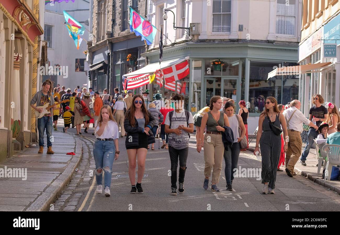 Fin de la journée Mazey au Golowan Festival Penzance, Newlyn Cornwall Banque D'Images