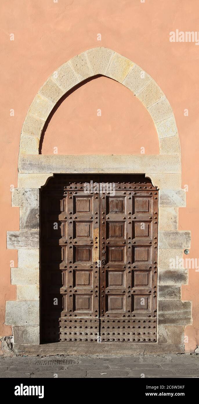 Porte D Entree En Bois De Style Ancien Peinte En Brun Et Decoree De Pointes Rouillees D Une Arche En Marbre Et De Blocs Pise Italie Photo Stock Alamy