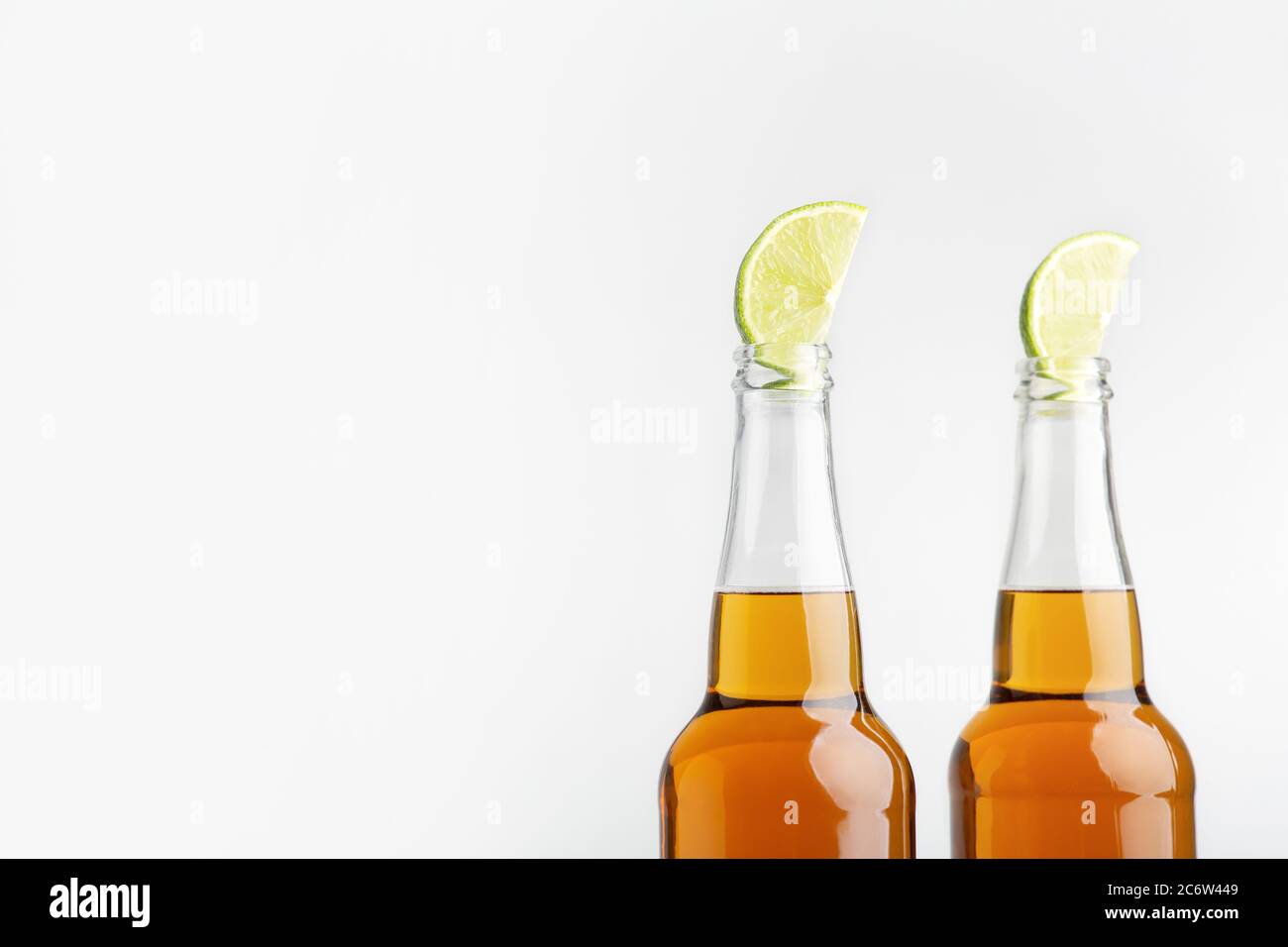 Bière au citron. Lager lumineux en flacons isolés sur fond blanc Banque D'Images