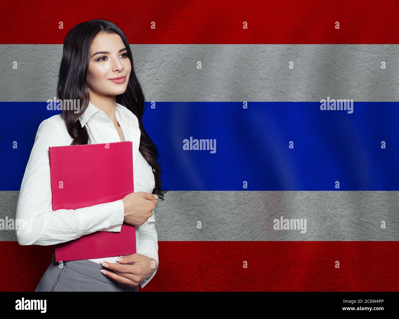 Jeune femme avec livre rouge. Apprendre ou concept d'entreprise Banque D'Images
