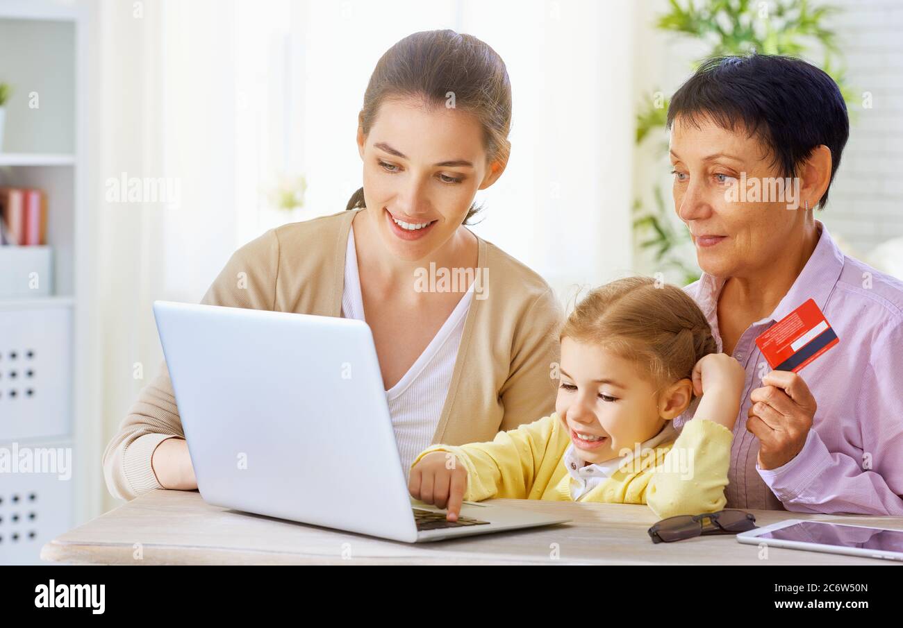 une femme faisant des achats en ligne Banque D'Images