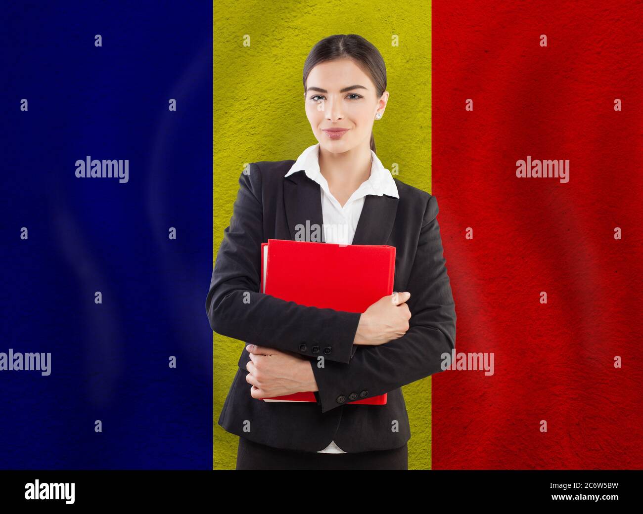 Jeune femme avec carnet rouge. Concept d'éducation ou d'affaires Banque D'Images