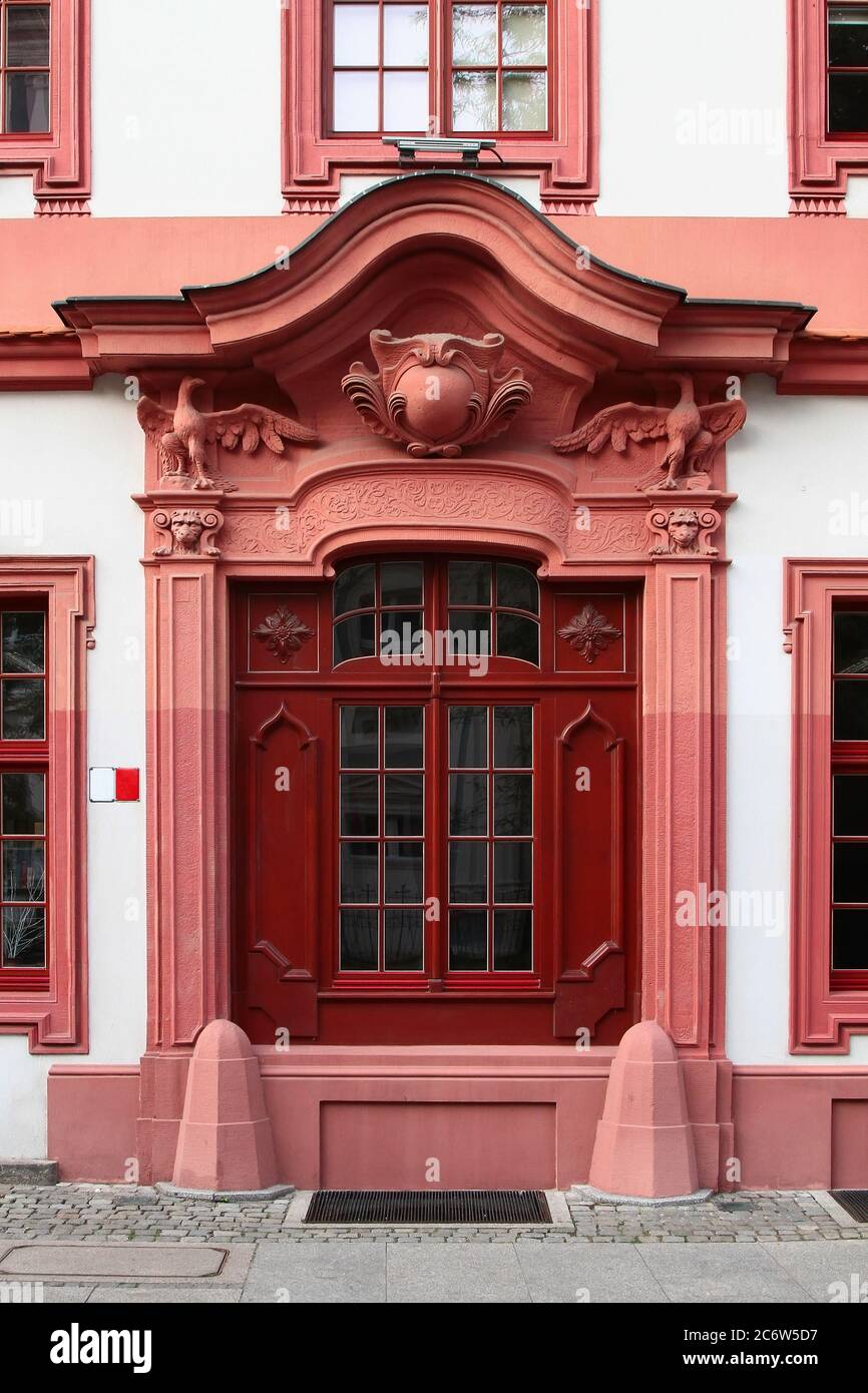 Belle fenêtre rouge décorée de pilastres et d'armoiries. Wroclaw. Pologne. Banque D'Images