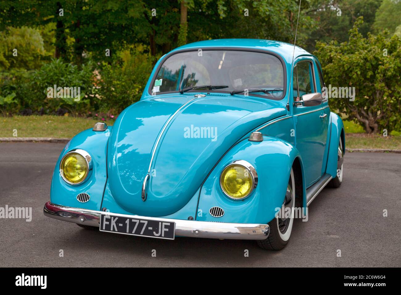 Lamorlaye, France - juillet 05 2020 : la Volkswagen Beetle est fabriquée et commercialisée par le constructeur automobile allemand Volkswagen (VW) depuis 1938. Banque D'Images