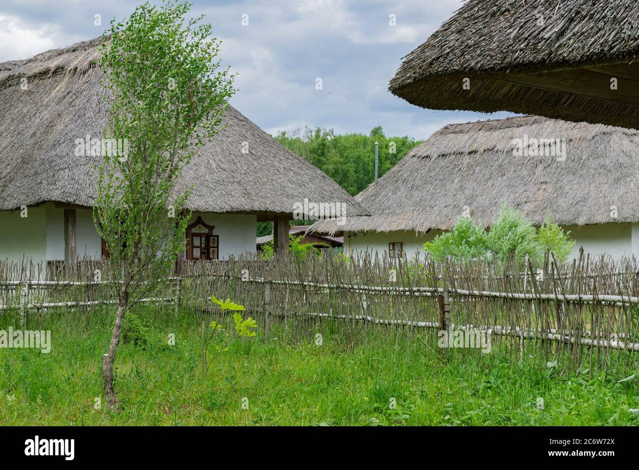 Maison rurale ukrainienne traditionnelle avec les toits de paille, hameau ukrainien Banque D'Images