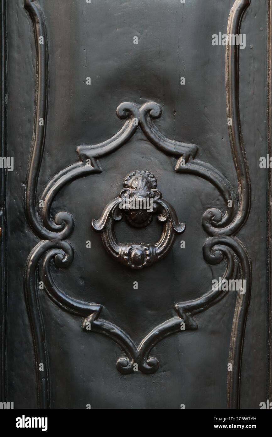 Élément décoratif. Poignée de porte en fer vintage sous forme de lira. Pise. Italie. Banque D'Images
