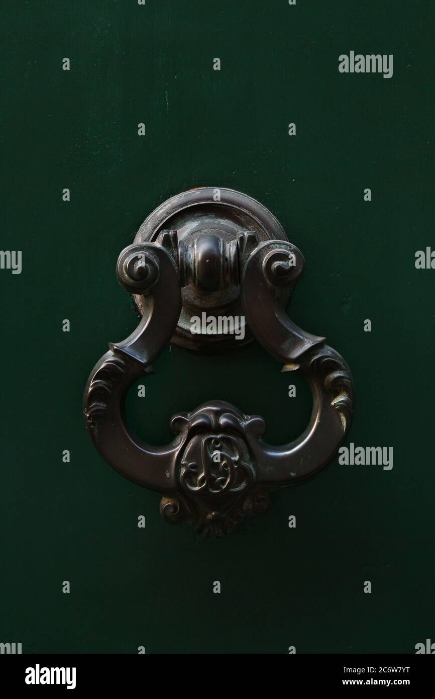 Élément décoratif. Poignée de porte en fer vintage sous forme de lira. Pise. Italie. Banque D'Images