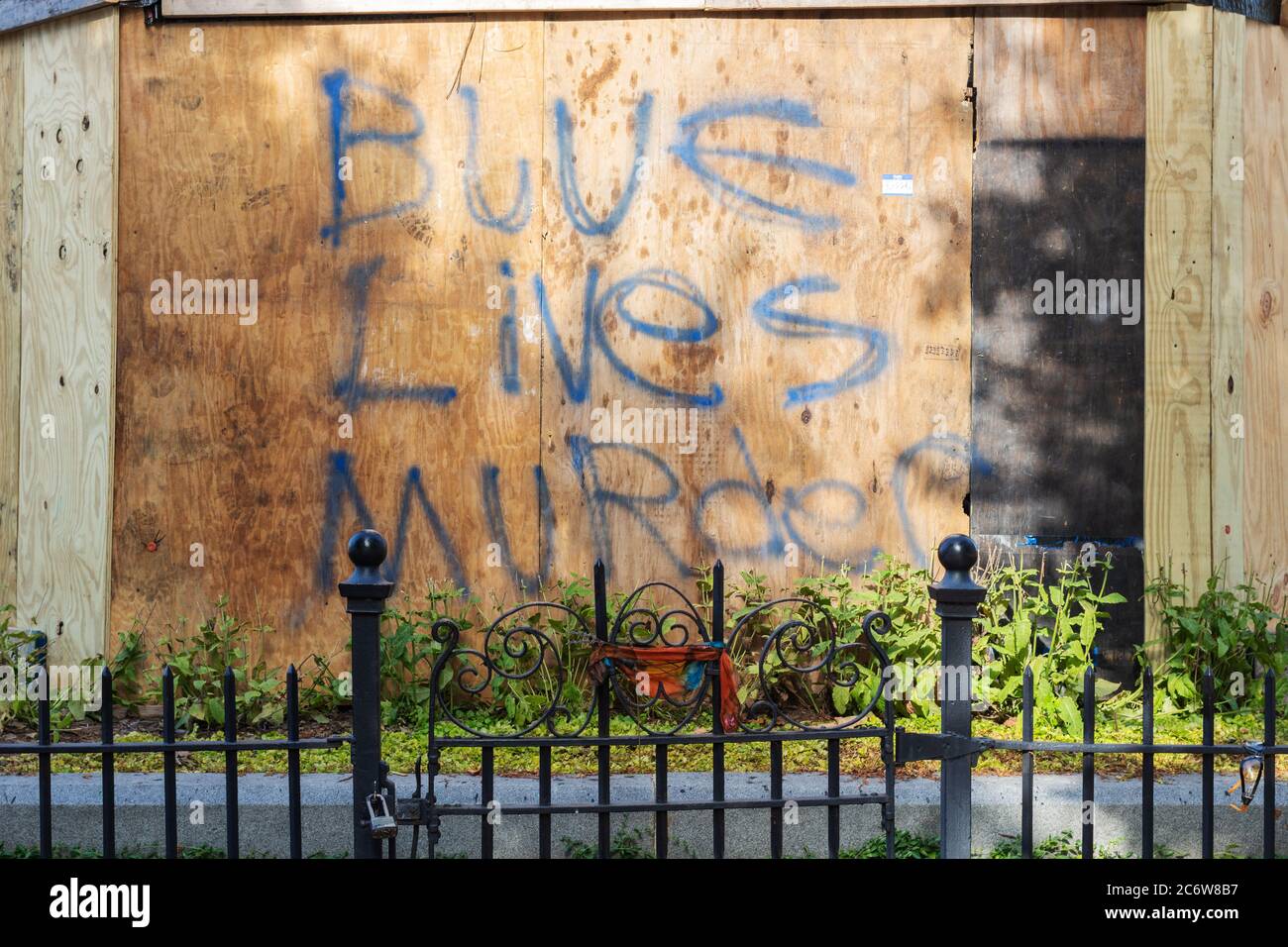 Asheville, Etats-Unis, 12 juillet 2020, le « meurtre de Blue Lives » est peint sur le monument de Vance protégé à Asheville, NC, Etats-Unis, crédit: Gloria Good/Alay Live News Banque D'Images