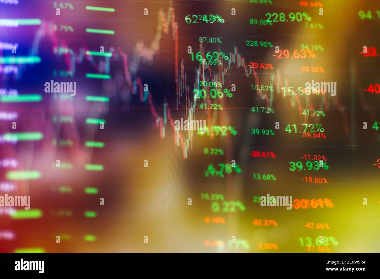 Concept de marché boursier et de fintech. Cartes numériques bleues floues sur fond bleu foncé. Interface financière futuriste. Banque D'Images