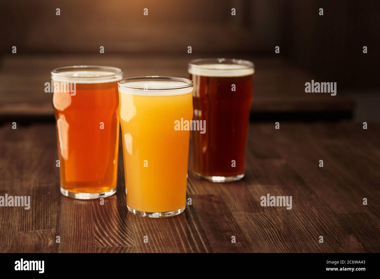 Variété de bières. Boisson non filtrée sombre et claire sur la table Banque D'Images