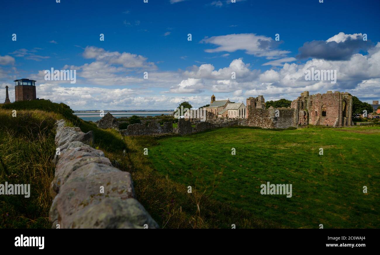 Les ruines du Prieuré de Lindisfarne, Île Sainte, Northumberland, Angleterre Banque D'Images
