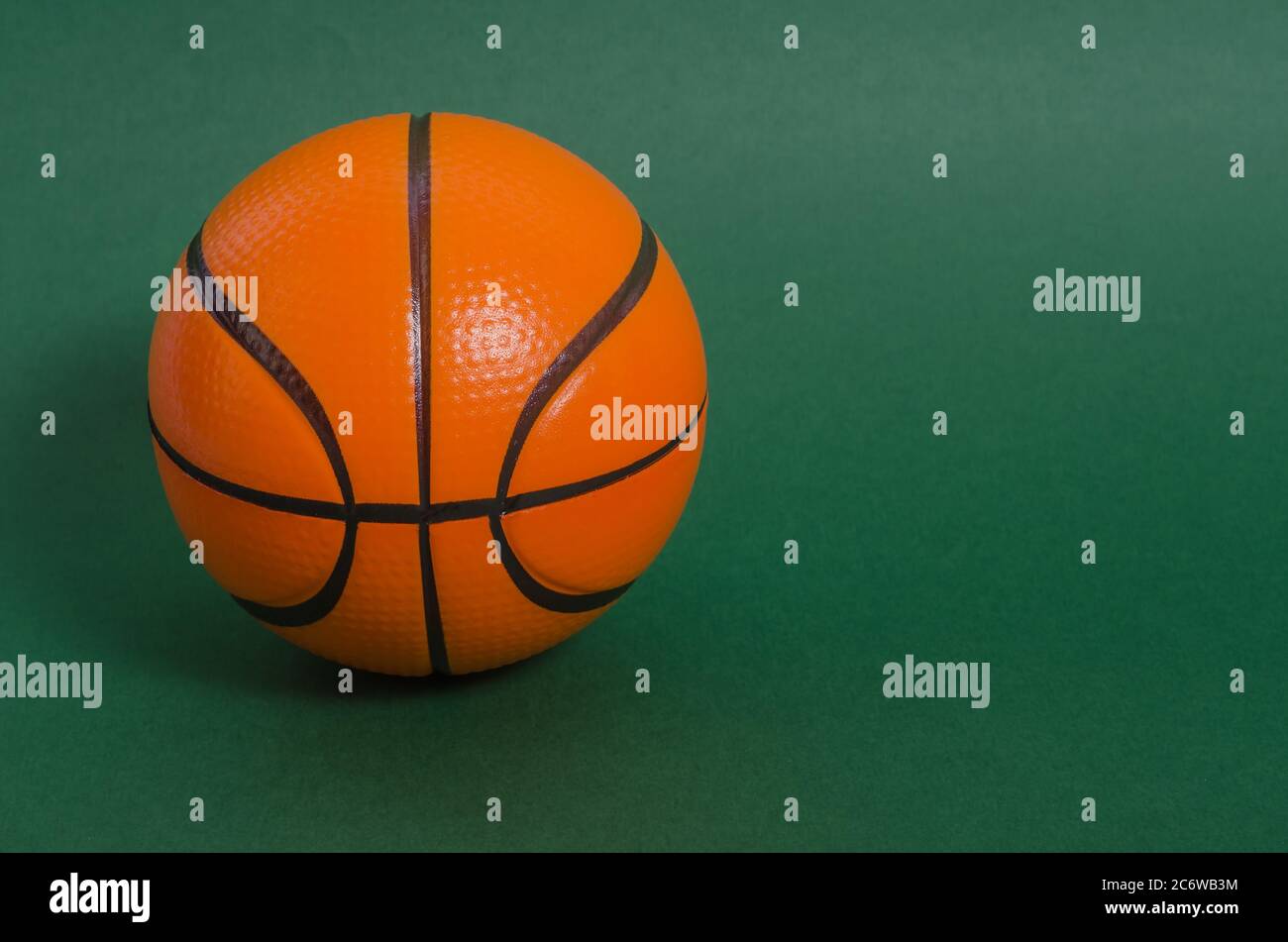 Ballon de basket-ball sur fond vert avec espace de copie. Matchs de basket-ball. Banque D'Images