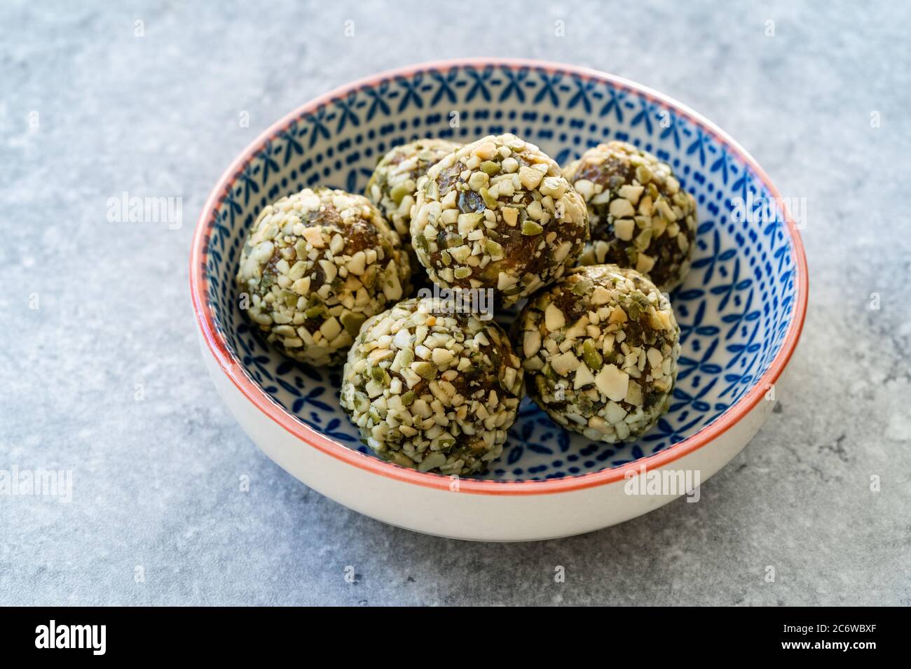 Boules de matcha énergie végétalien sans gluten avec poudre de matcha. Prêt à manger. Banque D'Images