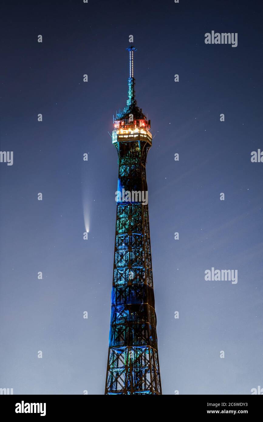 Comet C/2020 NEOWISE se lève derrière la Tour Eifffel à Paris Banque D'Images