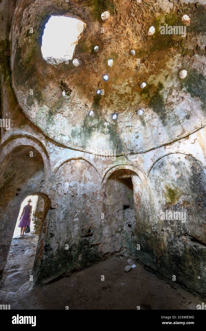 L'intérieur du hammam ottoman en ruines, bain turc, à la forteresse de Methoni, à Messinia, au sud de la Grèce du Péloponnèse. Banque D'Images