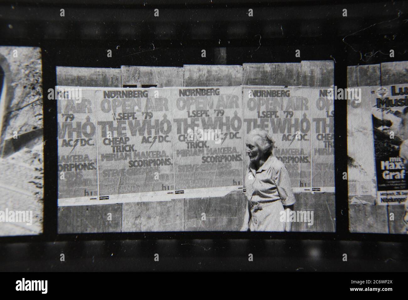 Fin années 70 vintage noir et blanc de style de vie photographie d'un mur d'affiches des événements à venir tels que l'OMS à Nurnberg, Allemagne. Banque D'Images