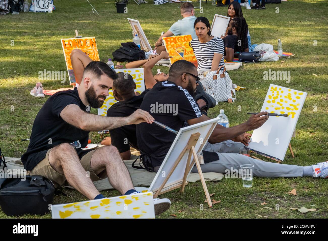 Londres, Royaume-Uni. 12 juillet 2020. Party-n-paint - atelier créatif, en cours d'exécution à l'air frais sur Clapham Common en raison des restrictions du coronavirus. Les participants sont invités à copier l'un des artistes de l'hôtel ou à peindre leurs propres œuvres dans une atmosphère détendue de fête. Ils ont travaillé avec la confiance des Princes et ont une forte participation de la communauté de BAME. Le « verrouillage » facilité se poursuit pour l'épidémie de coronavirus (Covid 19) à Londres. Crédit : Guy Bell/Alay Live News Banque D'Images