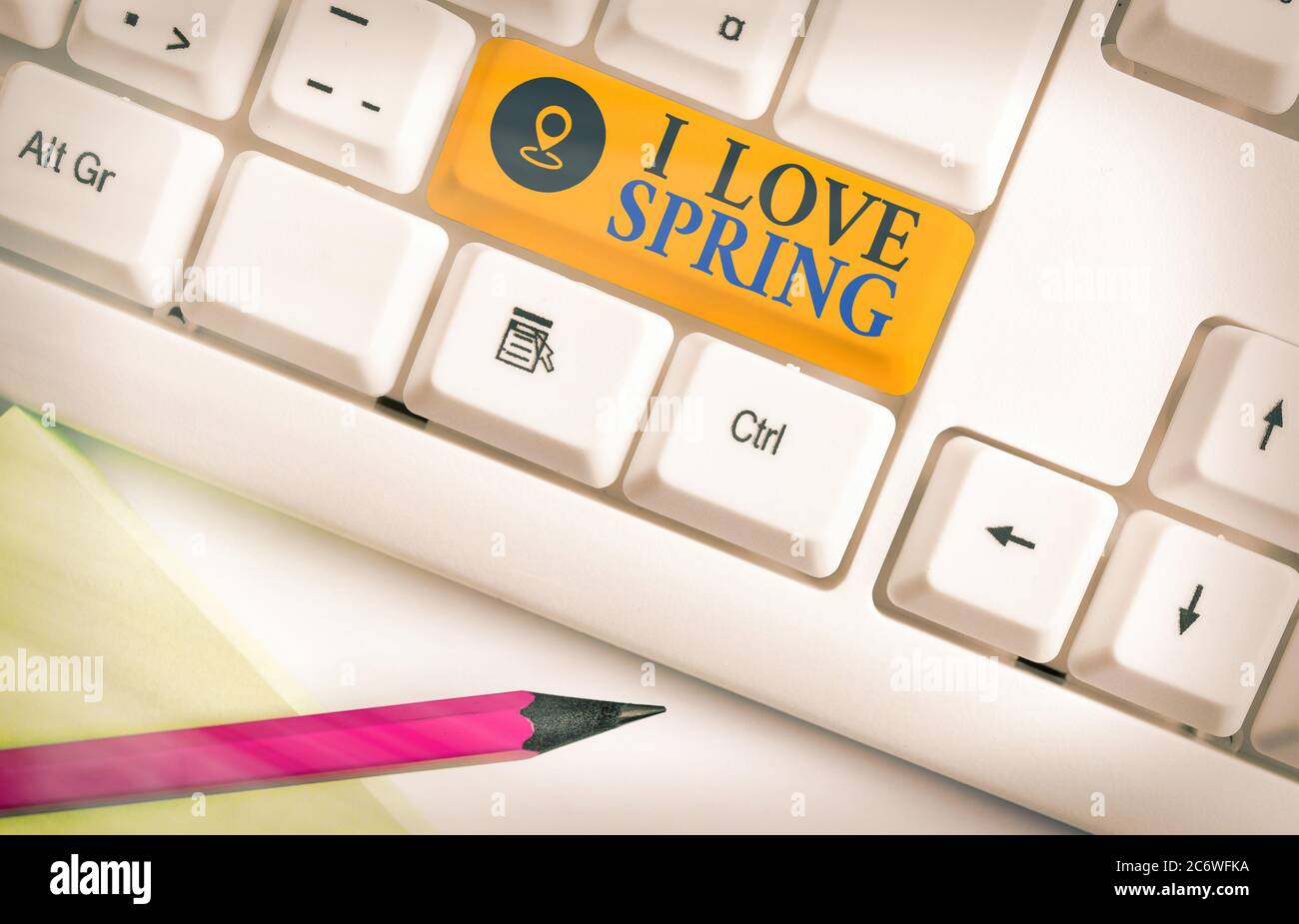 Texte écrit de mot J'aime le printemps. Photo d'entreprise montrant pourquoi avoir une forte affection à cette saison, touche de clavier de couleur différente avec ac Banque D'Images