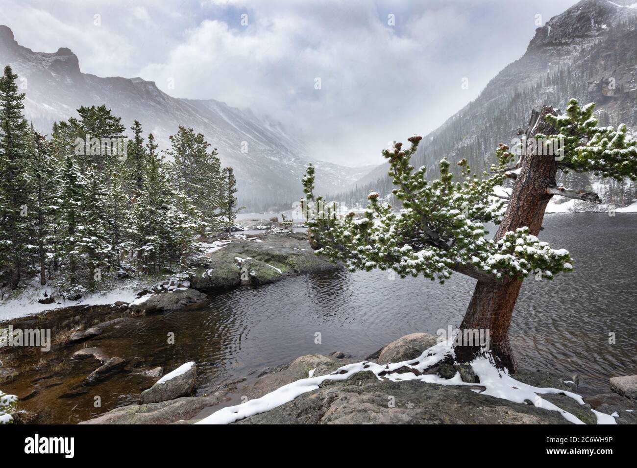 Une tempête printanière frappe le lac Mills, un lac alpin, situé dans le parc national des montagnes Rocheuses, à l'extérieur du parc Estes, Colorado Banque D'Images