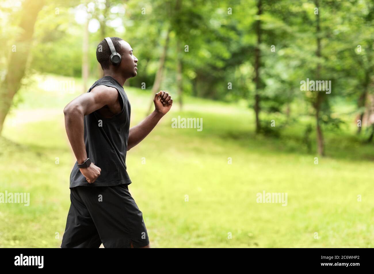 Photo de profil de l'entraînement de jogging noir au parc Banque D'Images