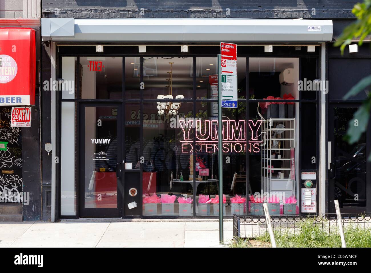 Yummy Extensions, 675 Grand St, Brooklyn, NY. Façade extérieure d'un magasin de coiffures dans le quartier de Williamsburg. Banque D'Images