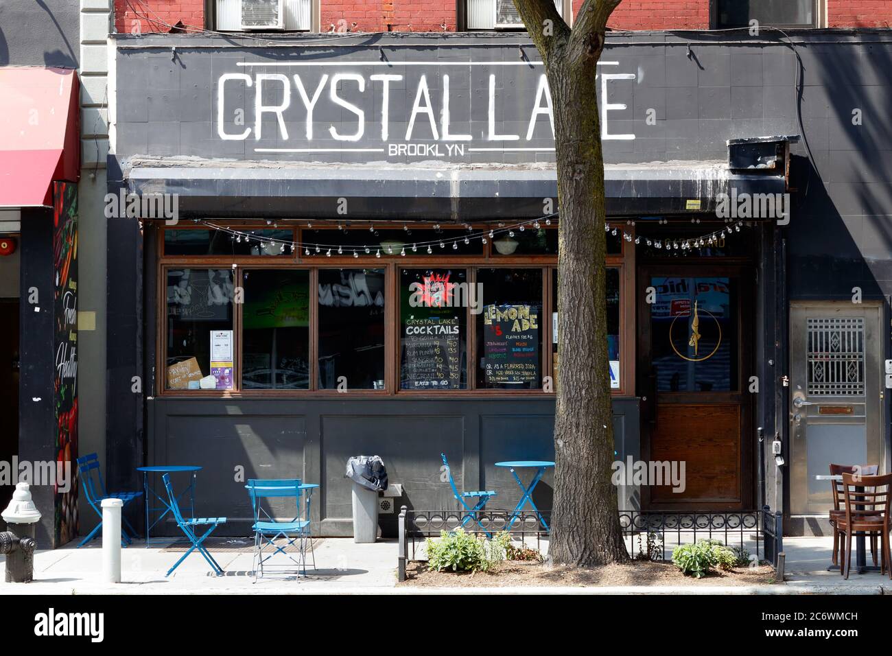 Crystal Lake Brooklyn, 647 Grand St, Brooklyn, NY. Façade extérieure d'un bar à cocktails et d'un espace événementiel dans le quartier de Williamsburg. Banque D'Images