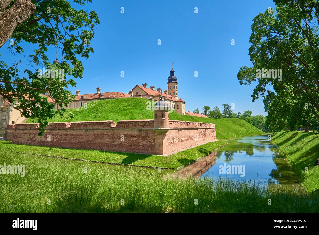 Château de Nesvizh en été avec ciel bleu. Site touristique en Biélorussie, monument culturel, ancienne forteresse Banque D'Images