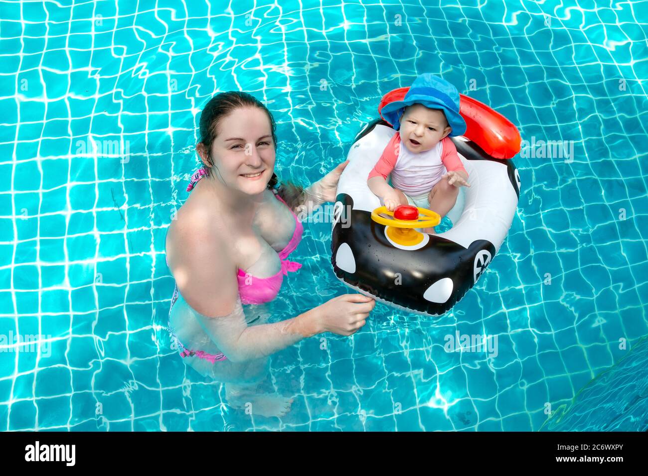 Jeune Mere Heureuse Dans Un Maillot De Bain Rose Jouant Avec Un Bebe Dans La Piscine Un Bebe Joyeux Dans Un Maillot De Bain Corail Est Assis Dans Un Bateau Gonflable En Jeune Mere Heureuse Dans Un Maillot De Bain Rose Jouant Avec Un Bebe Dans La Piscine Un Bebe Joyeux Dans Un Maillot De Bain Corail Est Assis Dans Un Bateau Gonflable En
