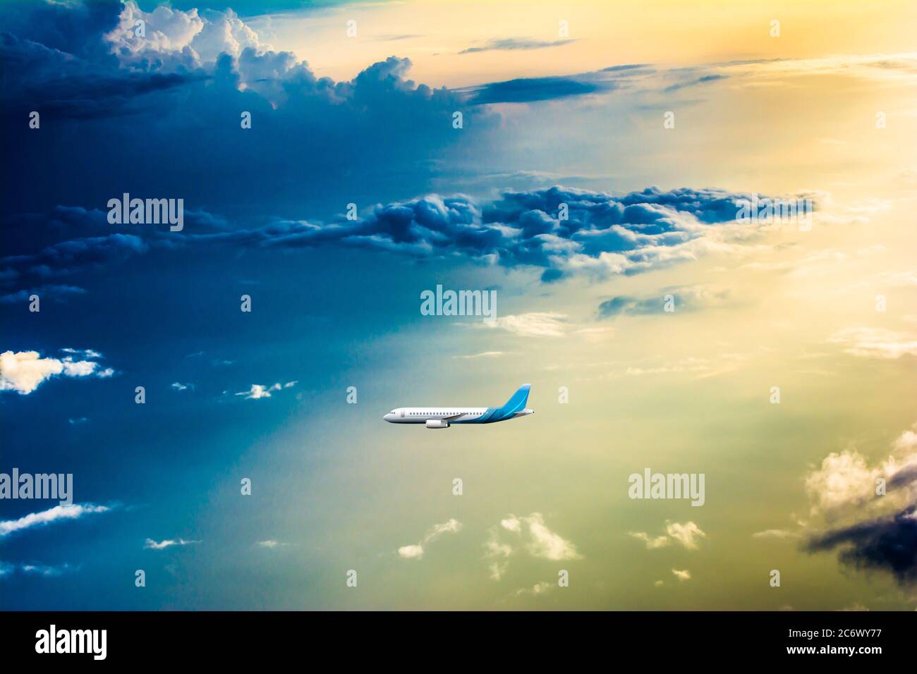 Avion volant au-dessus du nuage le soir Banque D'Images