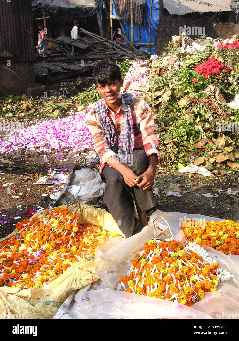 Un vendeur au marché aux fleurs de Mullickghaat, l'un des plus anciens marchés aux fleurs de Kolkata, en Inde. 5 novembre 2007. Banque D'Images