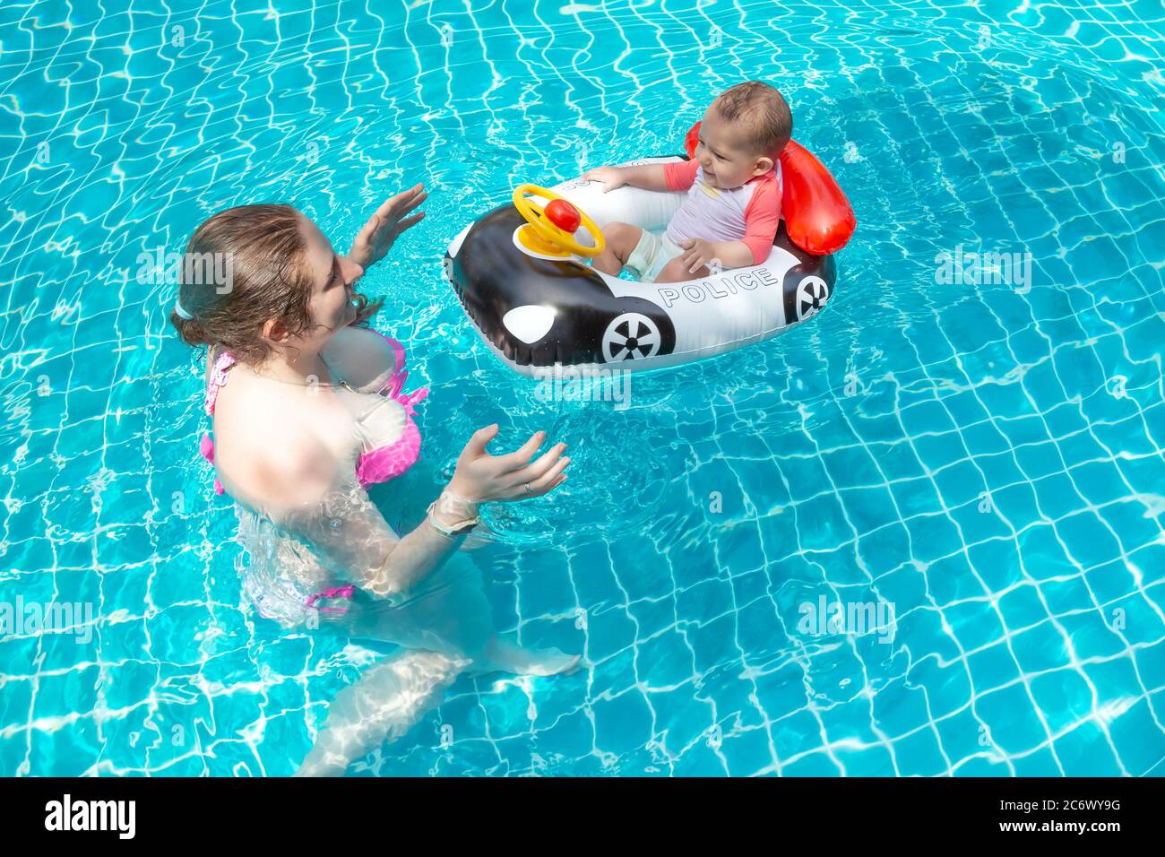 Jeune Mere Heureuse Dans Un Bikini Rose S Amusant Avec Un Bebe Dans La Piscine Un Petit Enfant Joyeux S Assoit Dans Un Bateau Gonflable En Forme De Voiture Loisirs D Ete En Mer Photo Jeune Mere Heureuse Dans Un Bikini Rose S Amusant Avec Un Bebe Dans La Piscine Un Petit Enfant Joyeux S Assoit Dans Un Bateau Gonflable En Forme De Voiture Loisirs D Ete En Mer Photo