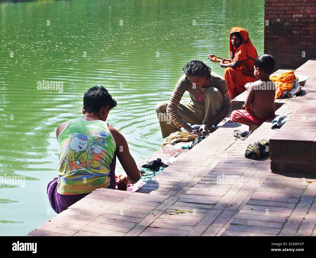 Corvées quotidiennes au lac Dhanmondi à Dhaka, Bangladesh, le 14 février 2008. Banque D'Images