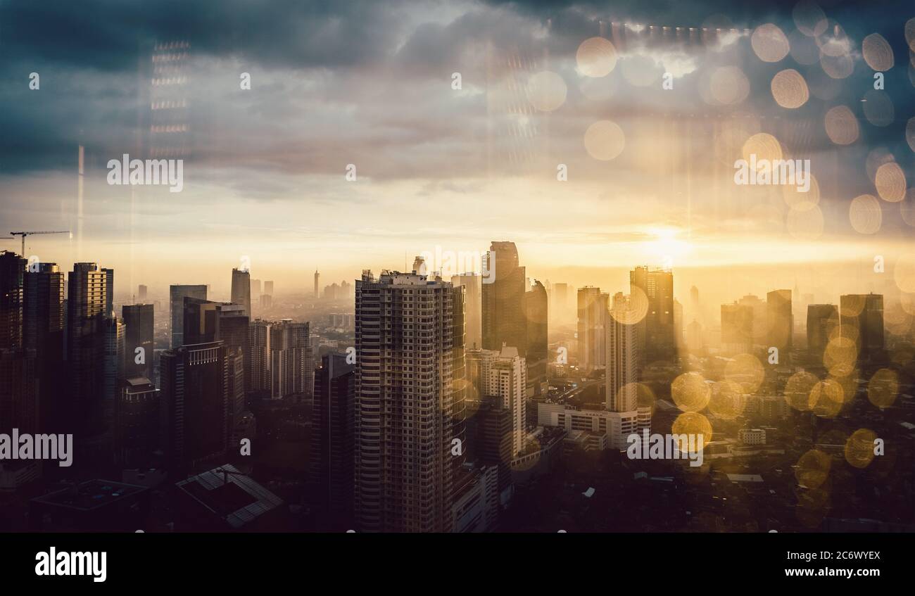 Vue panoramique de Jakarta prise par une fenêtre avec gouttes de pluie sur un verre Banque D'Images